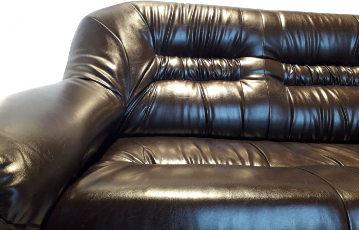 Диван кожаный черный, прямой 2-х местный, для дома, офиса, гостиной, кабинета Карелия